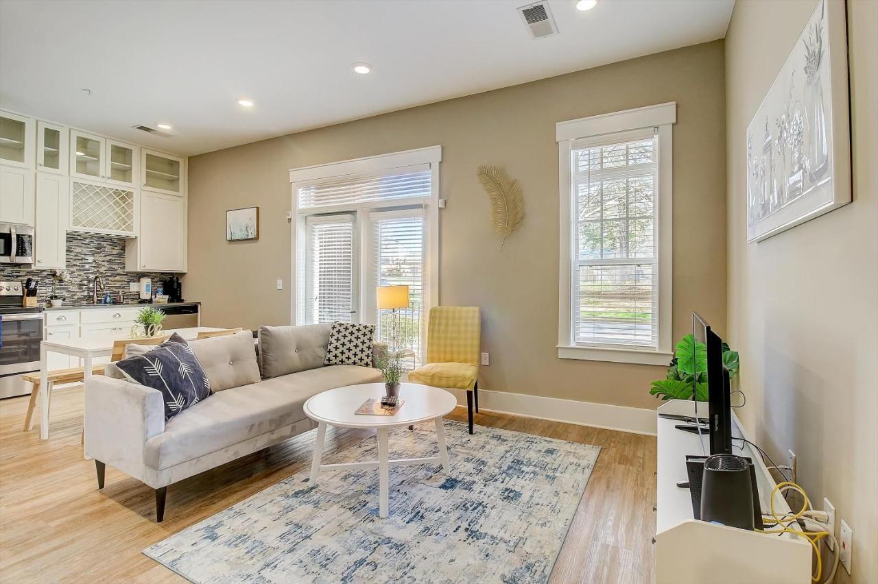 Frontdesk Village At Commonwealth Apts Plaza Midwood Шарлът Стая снимка